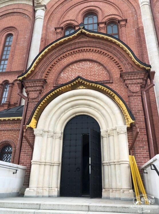 Порталы входных групп с лепниной