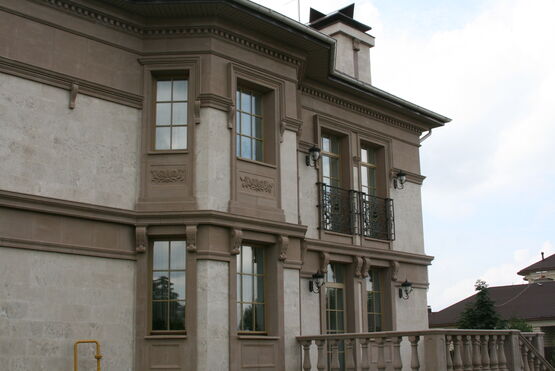 Облицовка фасада, карнизы, наличники, барельефы, балюстрады 