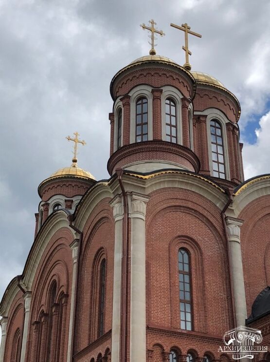  Апсиды, Барабаны куполов и пилястры Храма