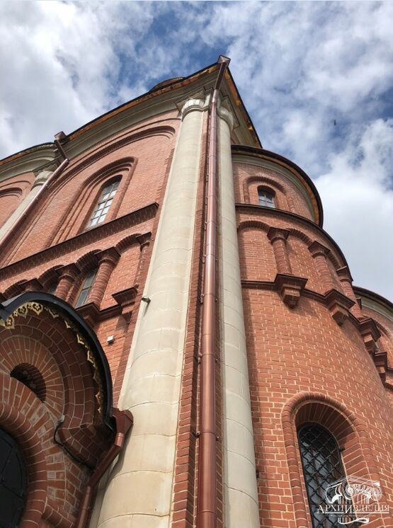  Апсиды, Барабаны куполов и пилястры Храма